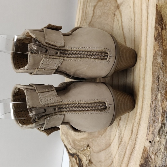 Earth Taupe Leather Open Toe Lazer Cut Pattern Booties, Size 7.5B - Picture 4 of 9